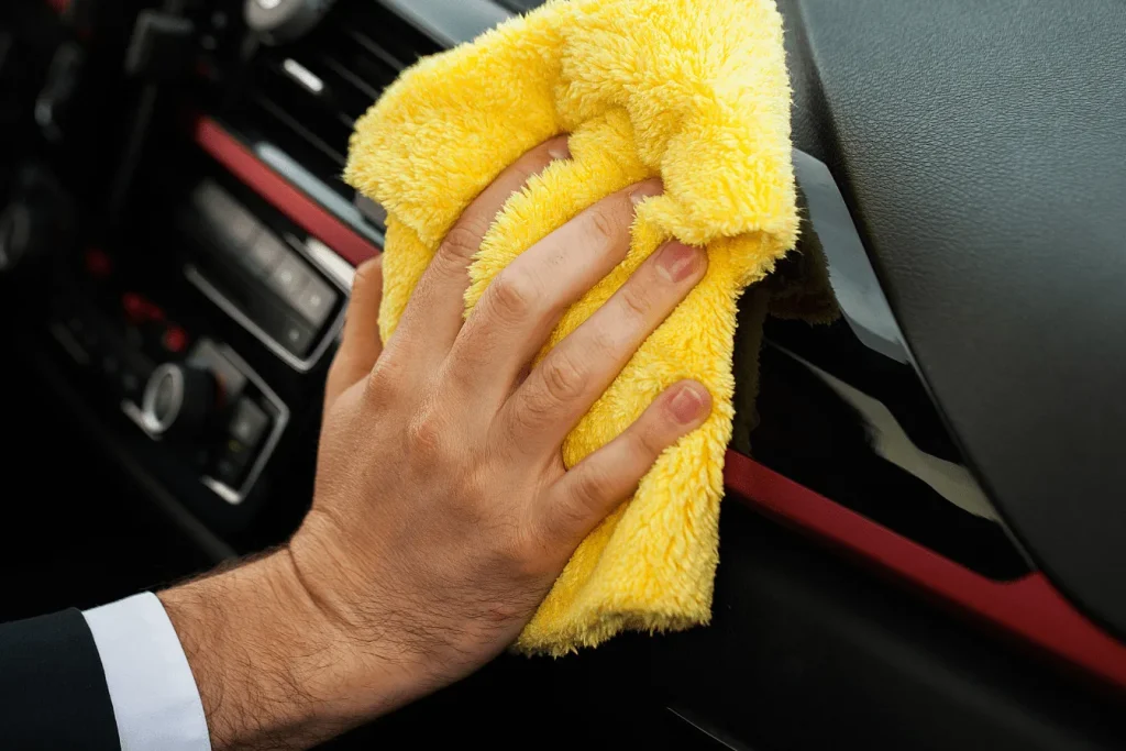 Comment nettoyer le tableau de bord d'une voiture