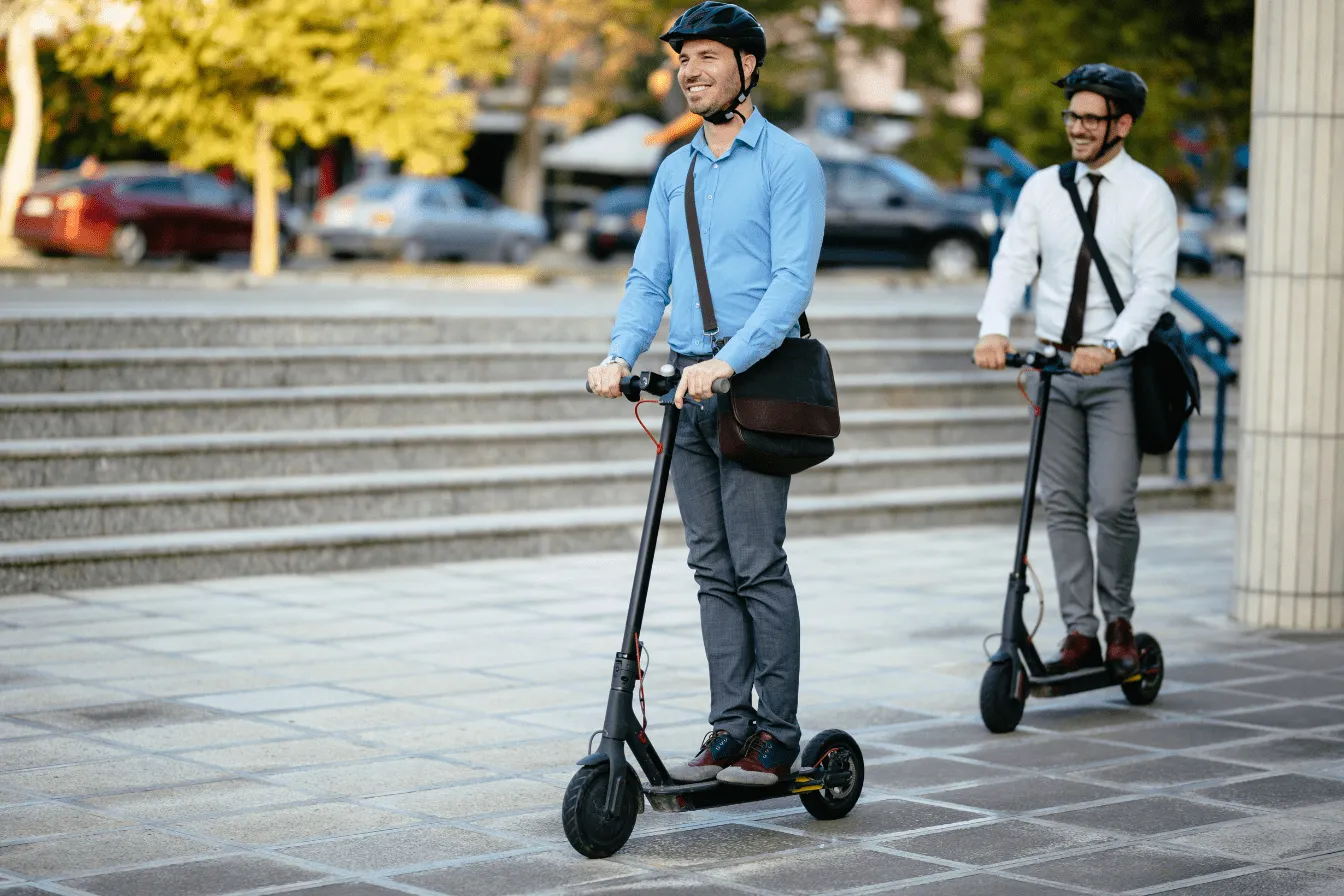 tro1-min Deux hommes sur une trottinette électrique