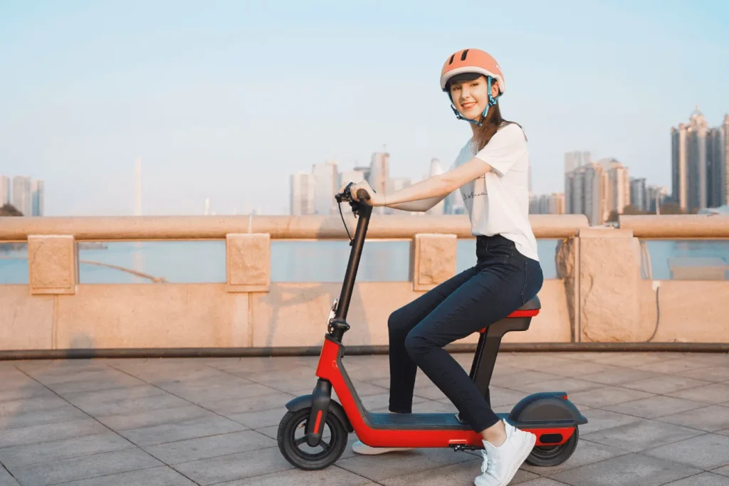 Une femme sur une trottinette électrique