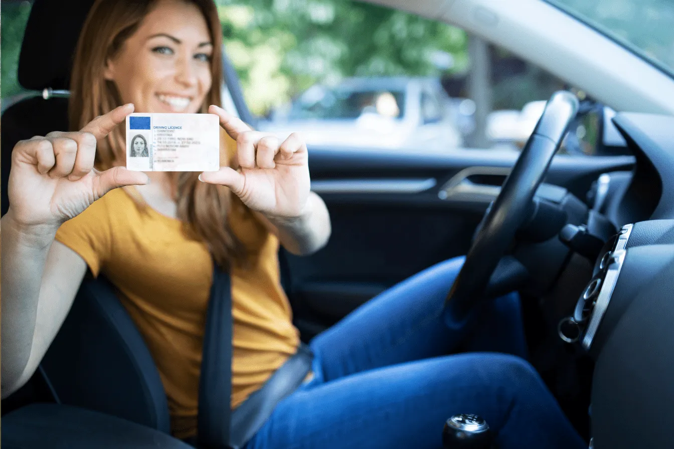 perm1-min Une femme avec son permis