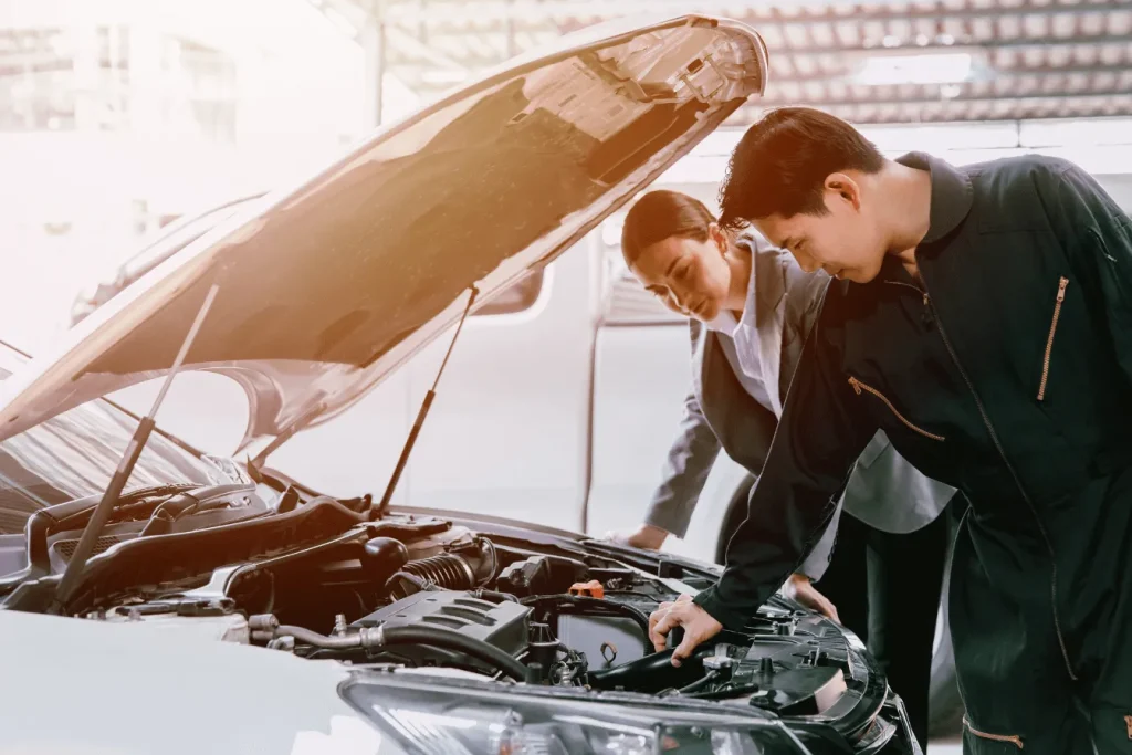 Une voiture au garage