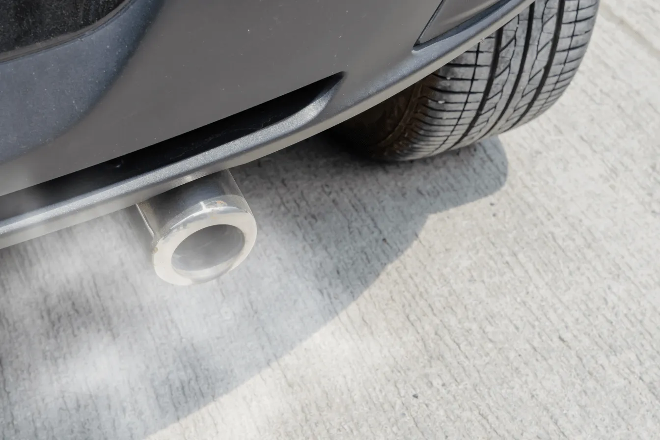 di1-min Fumée blanche qui sort d'une voiture moteur diesel