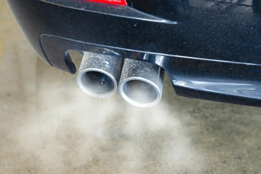 Fumée blanche qui sort d'une voiture moteur diesel