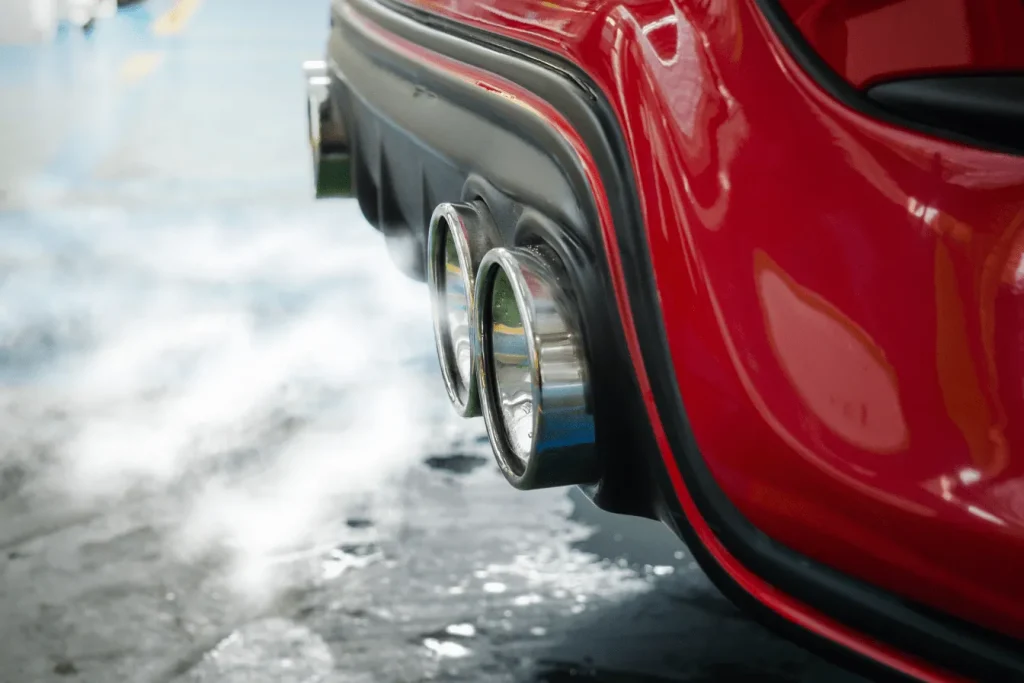 Fumée blanche qui sort d'une voiture moteur diesel