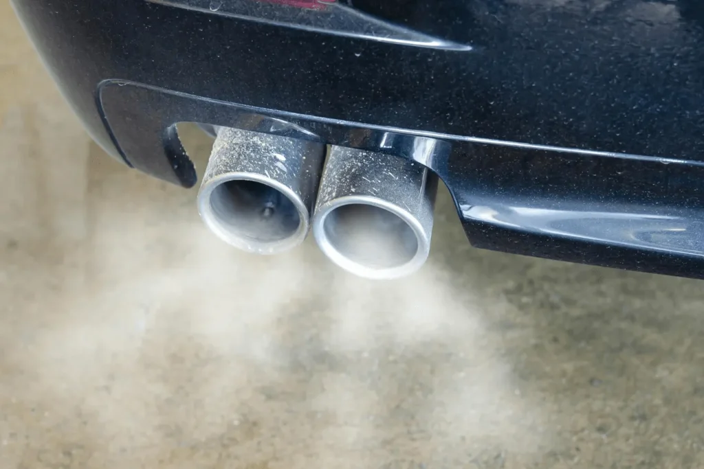 Fumée blanche qui sort d'une voiture moteur diesel