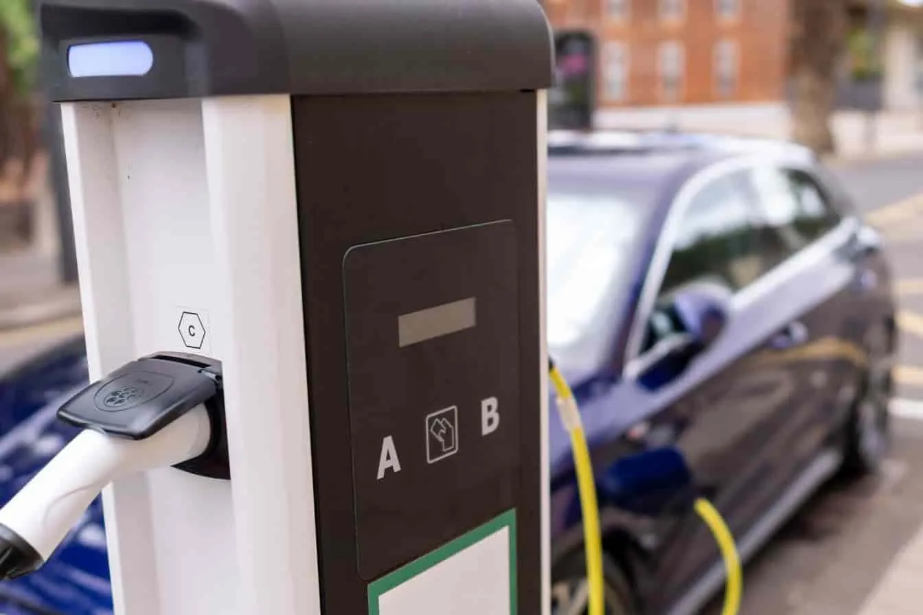 quelle-motorisation-choisir Voiture hybride rechargeant à la borne