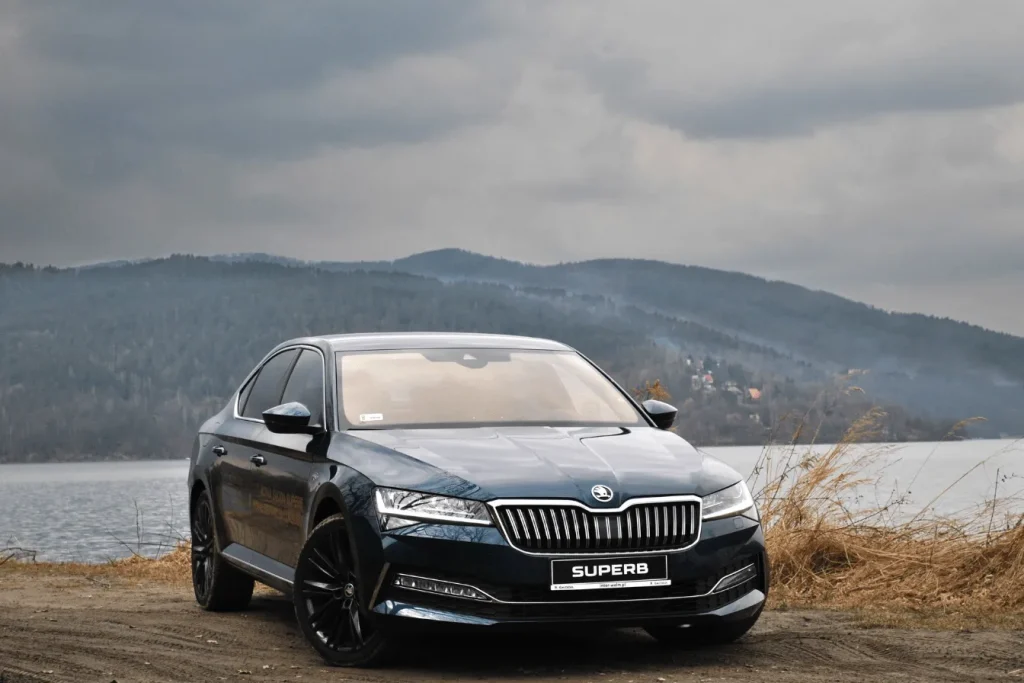 Une voiture avec carte grise