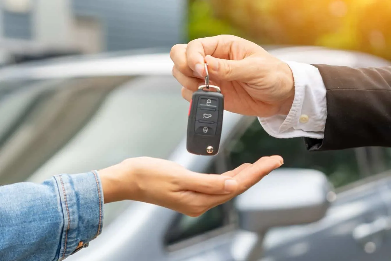 location-de-voiture Femme louant une voiture