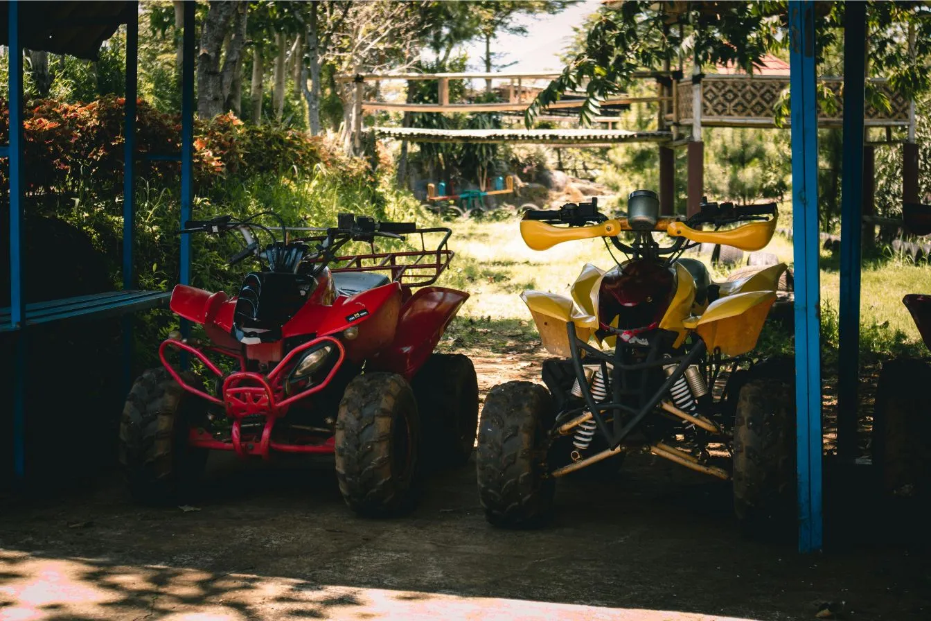 assurance-quad-min 2 quads dans un parking