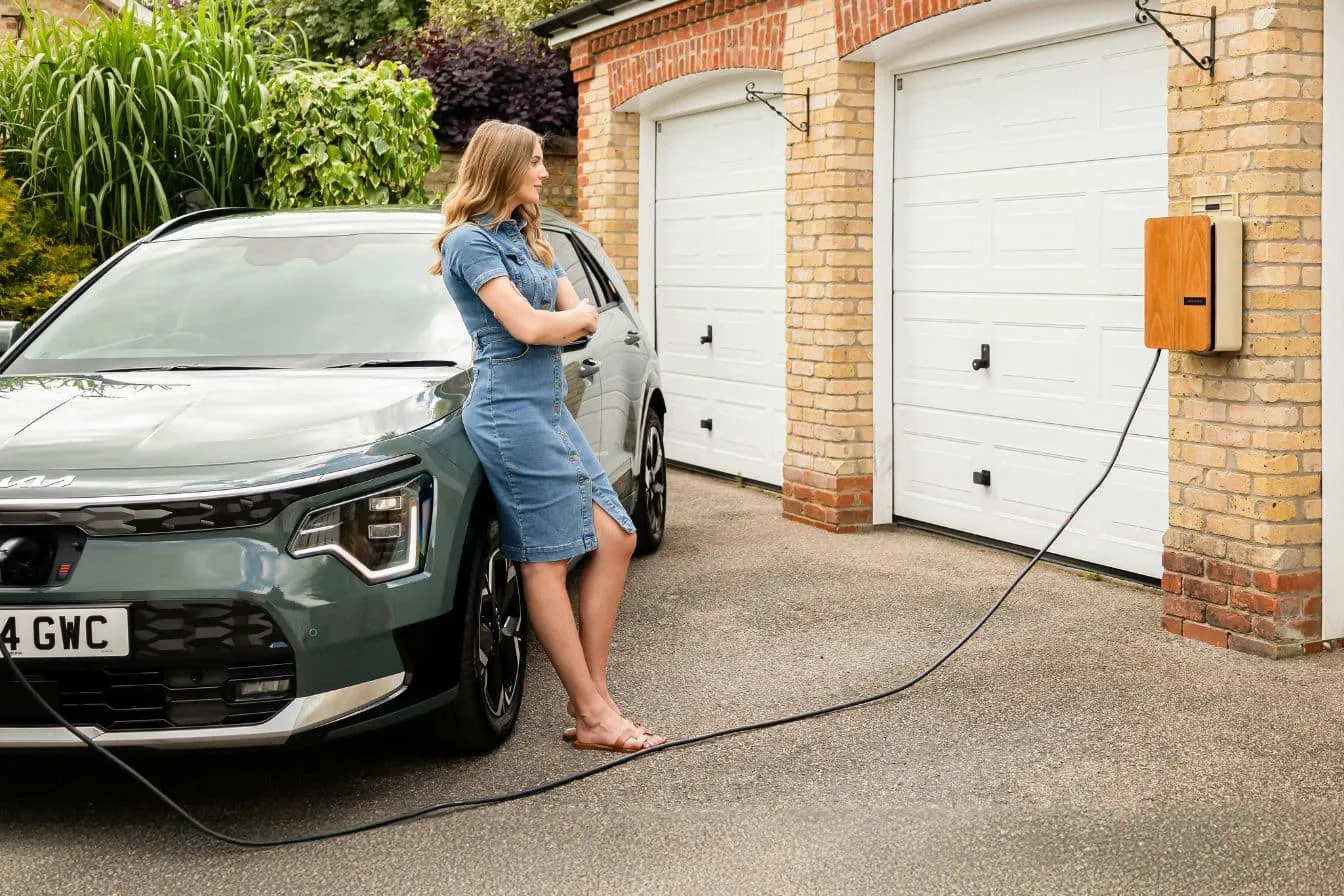 femme-chargant-voiture-electrique Femme chargant une voiture electrique