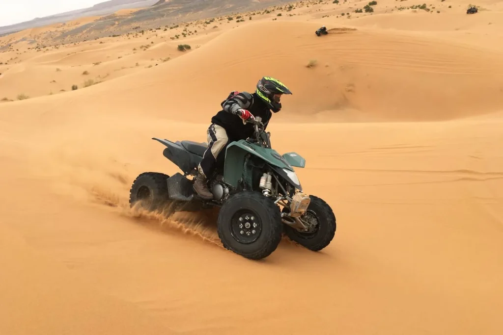 un homme qui roule en quad