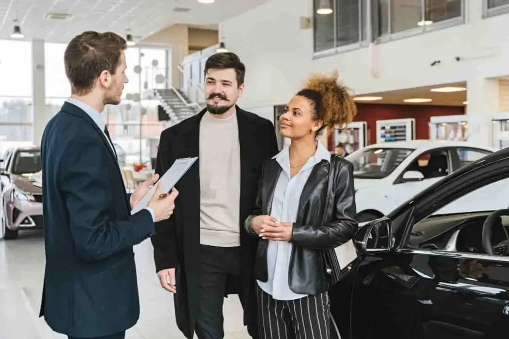 Un couple explore les options d’achat de voiture avec Carizy.