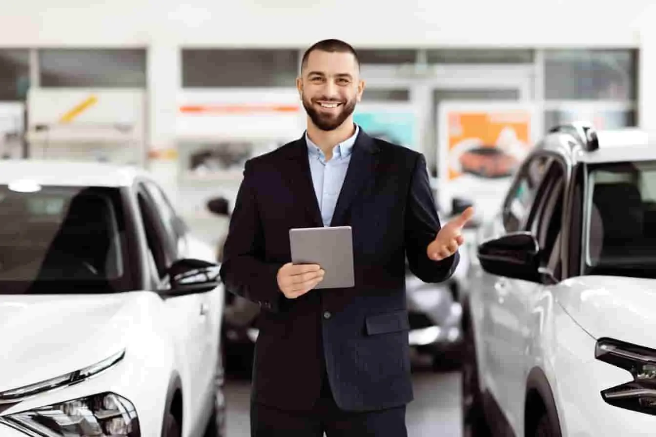 Achat revente auto en action Scène qui illustre l’art de vendre ou d’acheter une voiture avec stratégie.