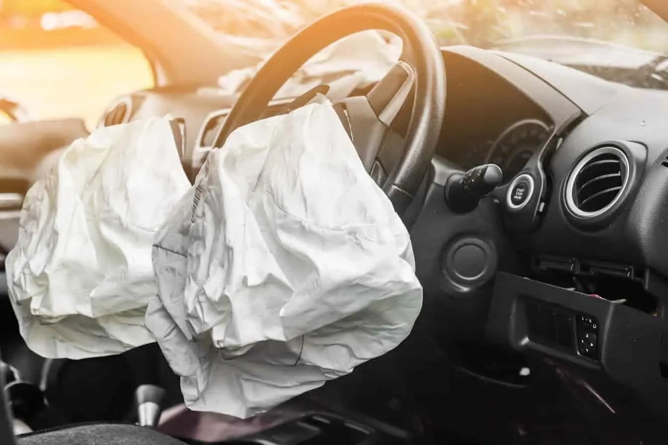 Airbags activés dans une C3 Intérieur de Citroën C3 avec airbags déployés, illustrant un problème de déclenchement soudain après impact ou défaut de sécurité.