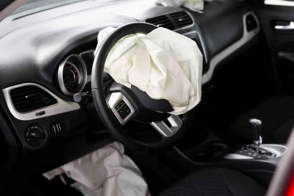 Airbags déployés dans une Citroën C3 après collision, image illustrant un dysfonctionnement ou déclenchement inapproprié du système.