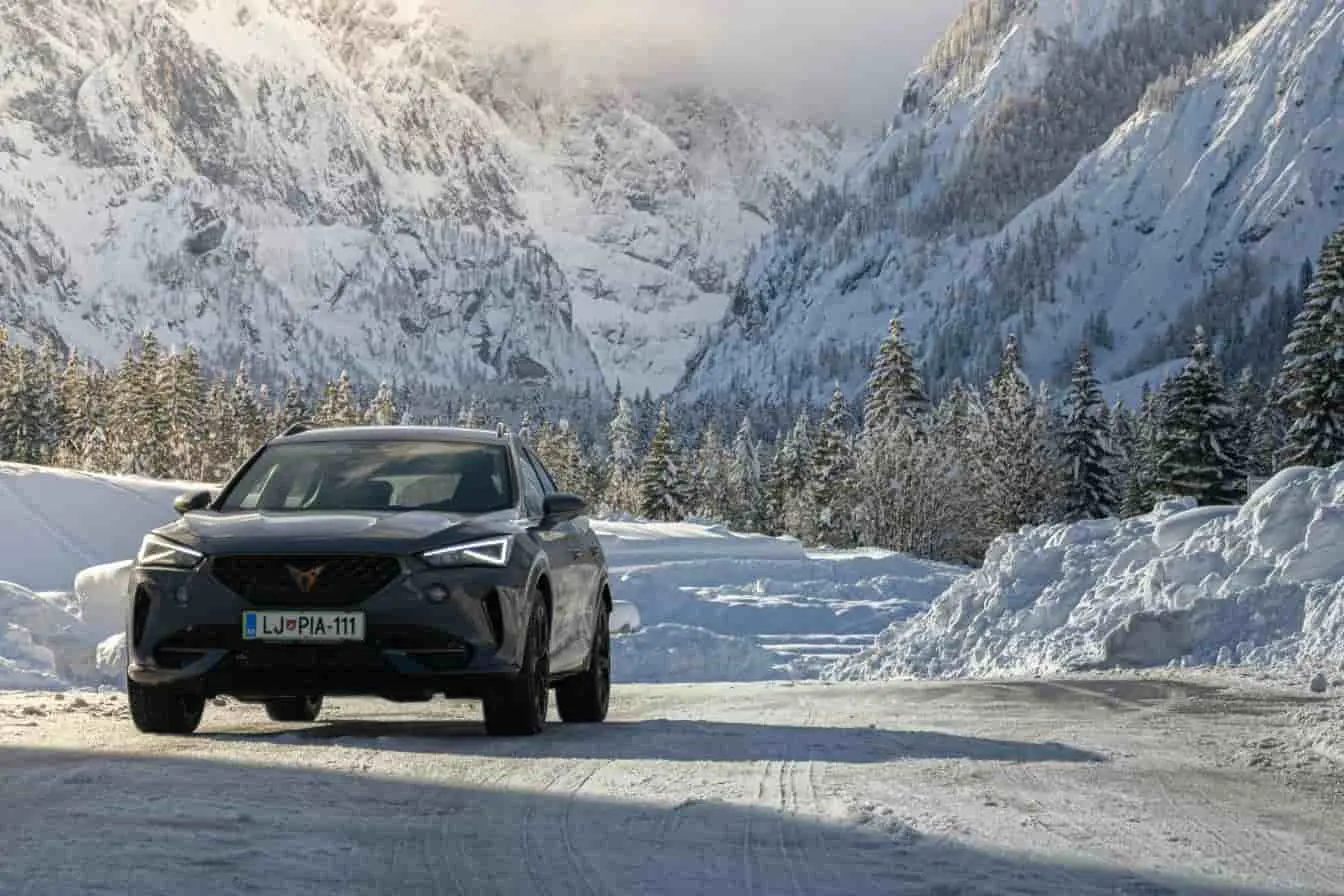 SUV Cupra Formentor sur route enneigée, design affirmé et ambiance alpine.