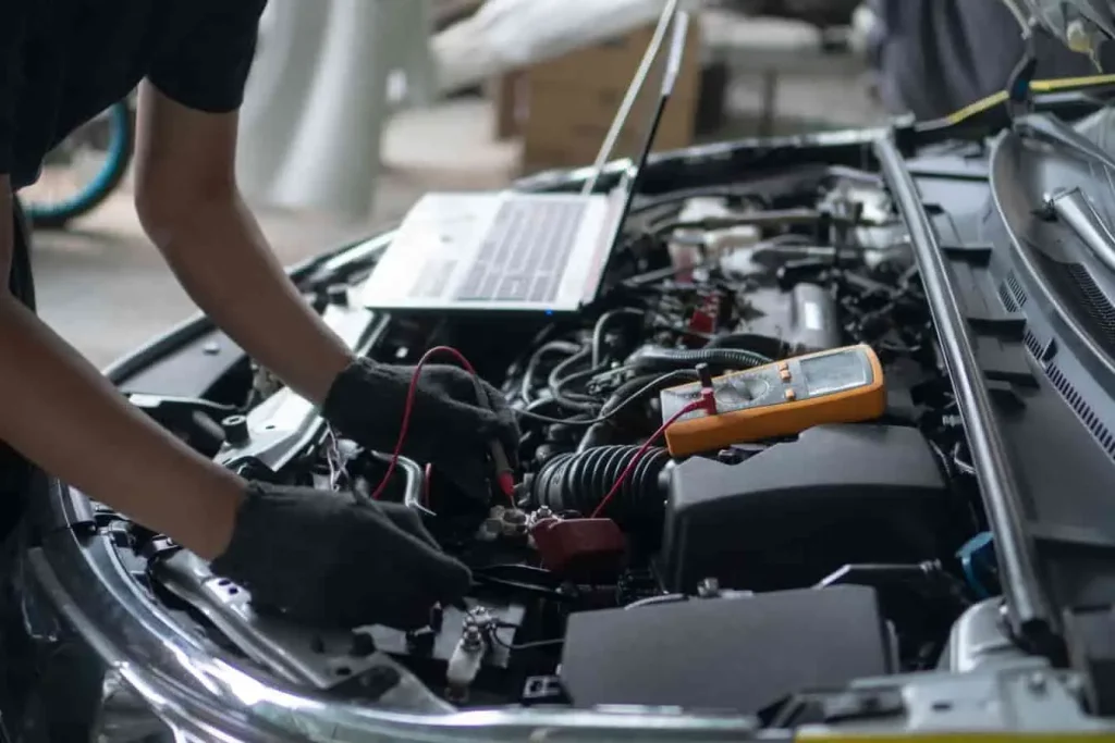 Diagnostic moteur sur Renault Arkana 1.3 TCe 140 EDC, entretien électrique avec multimeter et laptop.