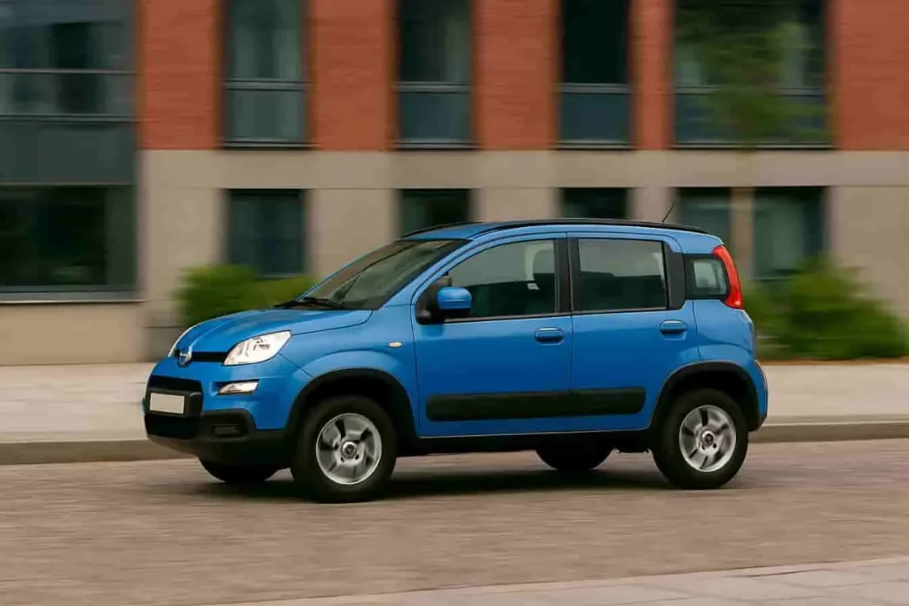 Fiat Panda 4x4 bleue sur route urbaine, design affirmé et roues solides, entre confort citadin et esprit d’aventure.