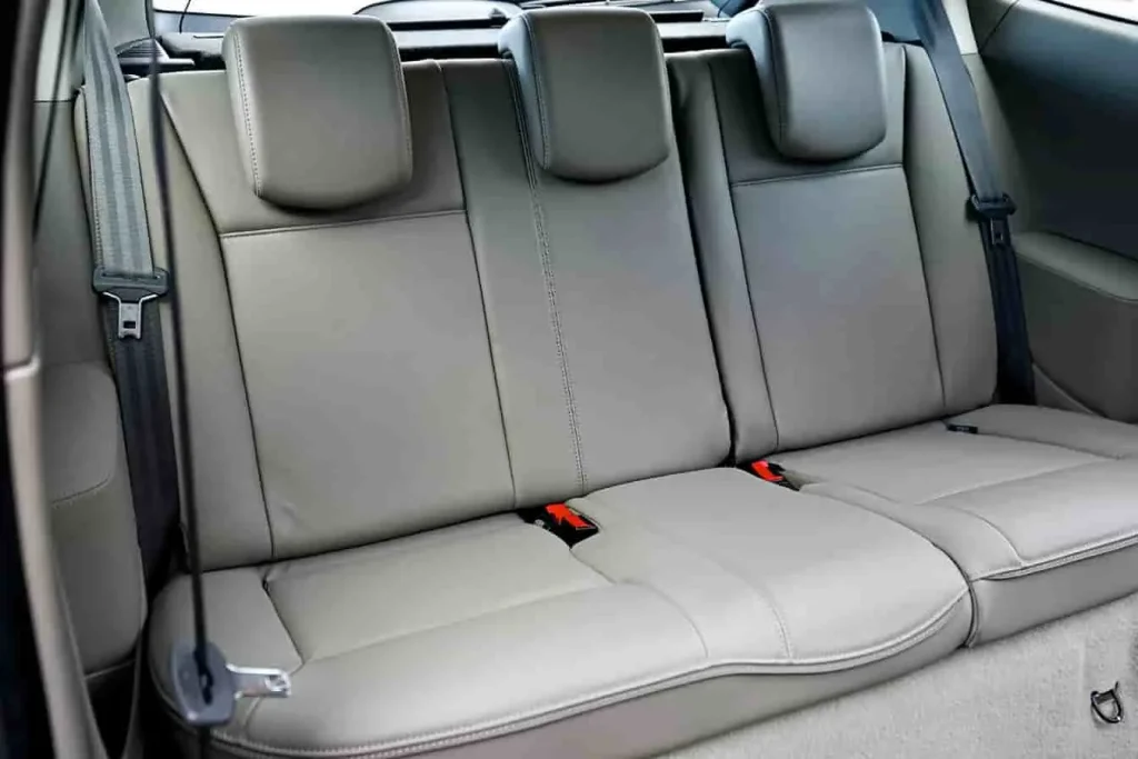 Banquette arrière Renault Clio 5, design sobre et confortable avec trois appuie-têtes.