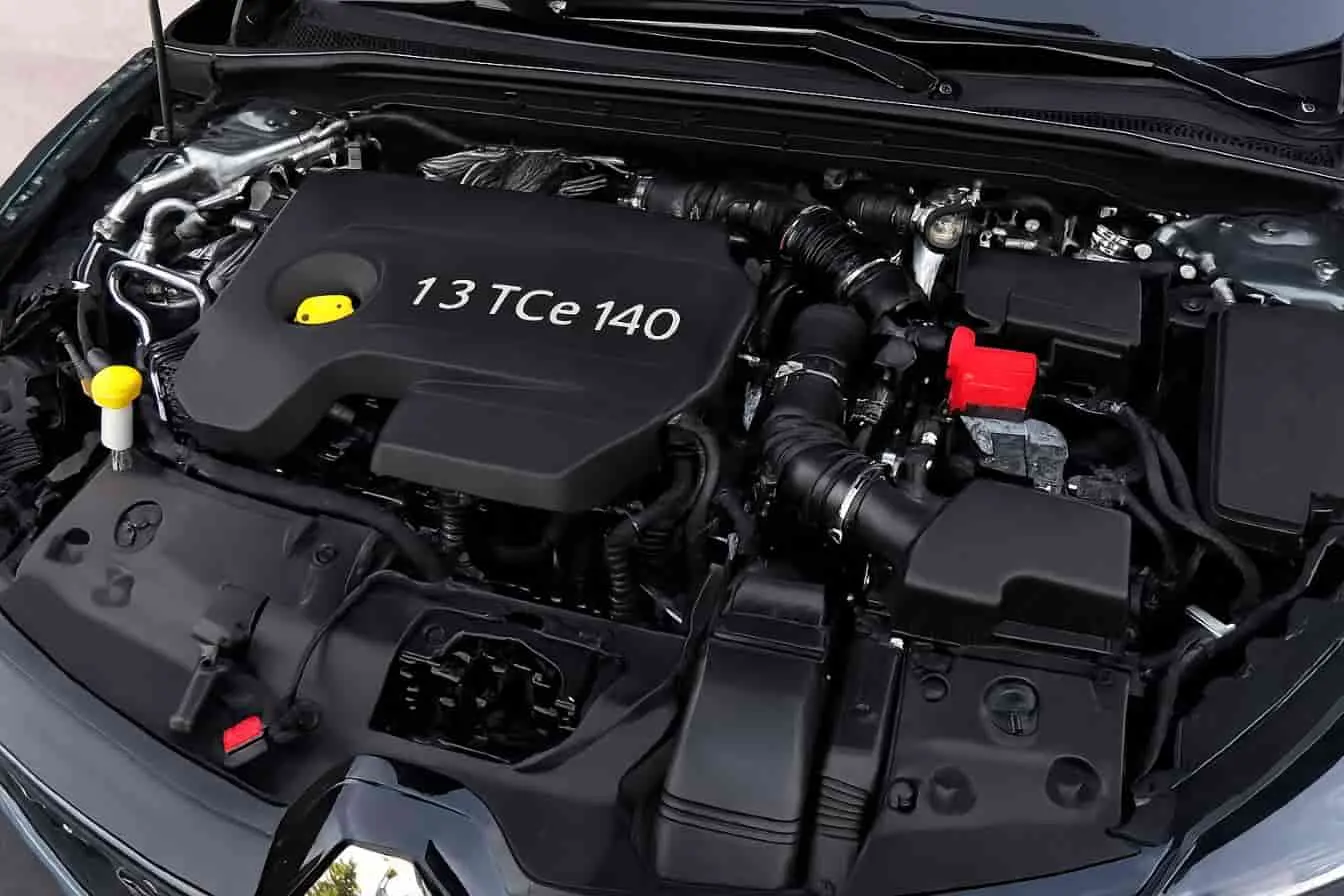 Moteur 1.3 TCe 140 Gros plan sur moteur 1.3 TCe 140 essence turbo : image technique d’un moteur moderne installé dans une voiture.
