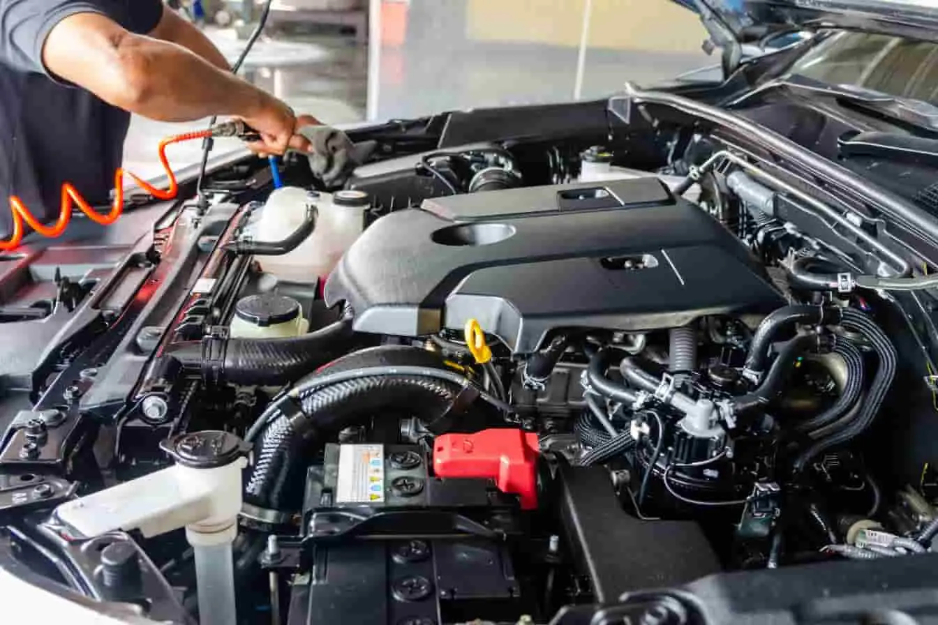 Révision moteur 1.7 dCi Compartiment moteur 1.7 dCi ouvert, image illustrant une intervention technique liée à des soucis de fiabilité.