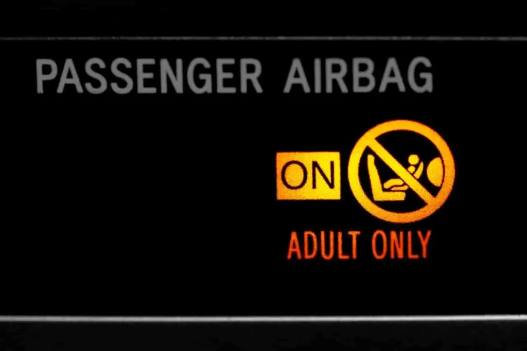 Signal lumineux airbag passager activé dans une Citroën C3, rappelant les risques liés à l’installation d’un siège enfant à l’avant.