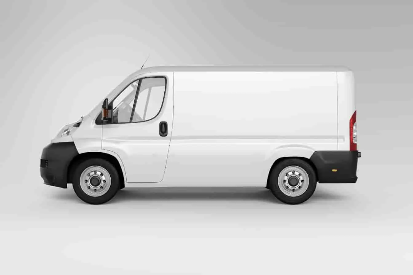 utilitaire blanc type T5 Vue latérale d’un utilitaire blanc type T5, design compact et fonctionnel sur fond gris neutre.