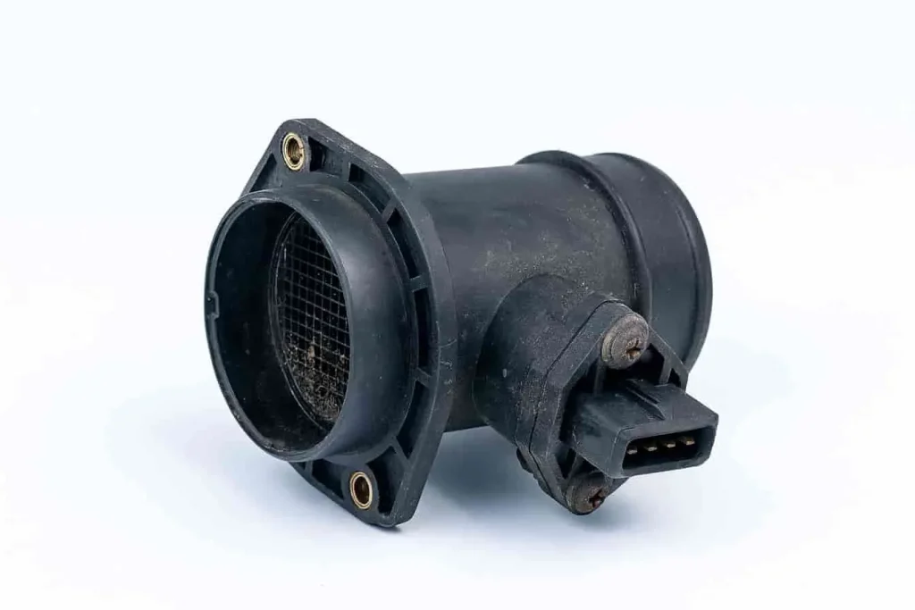 Capteur de débit d’air encrassé, saleté sur la grille, état visuel laissant penser à un dysfonctionnement.