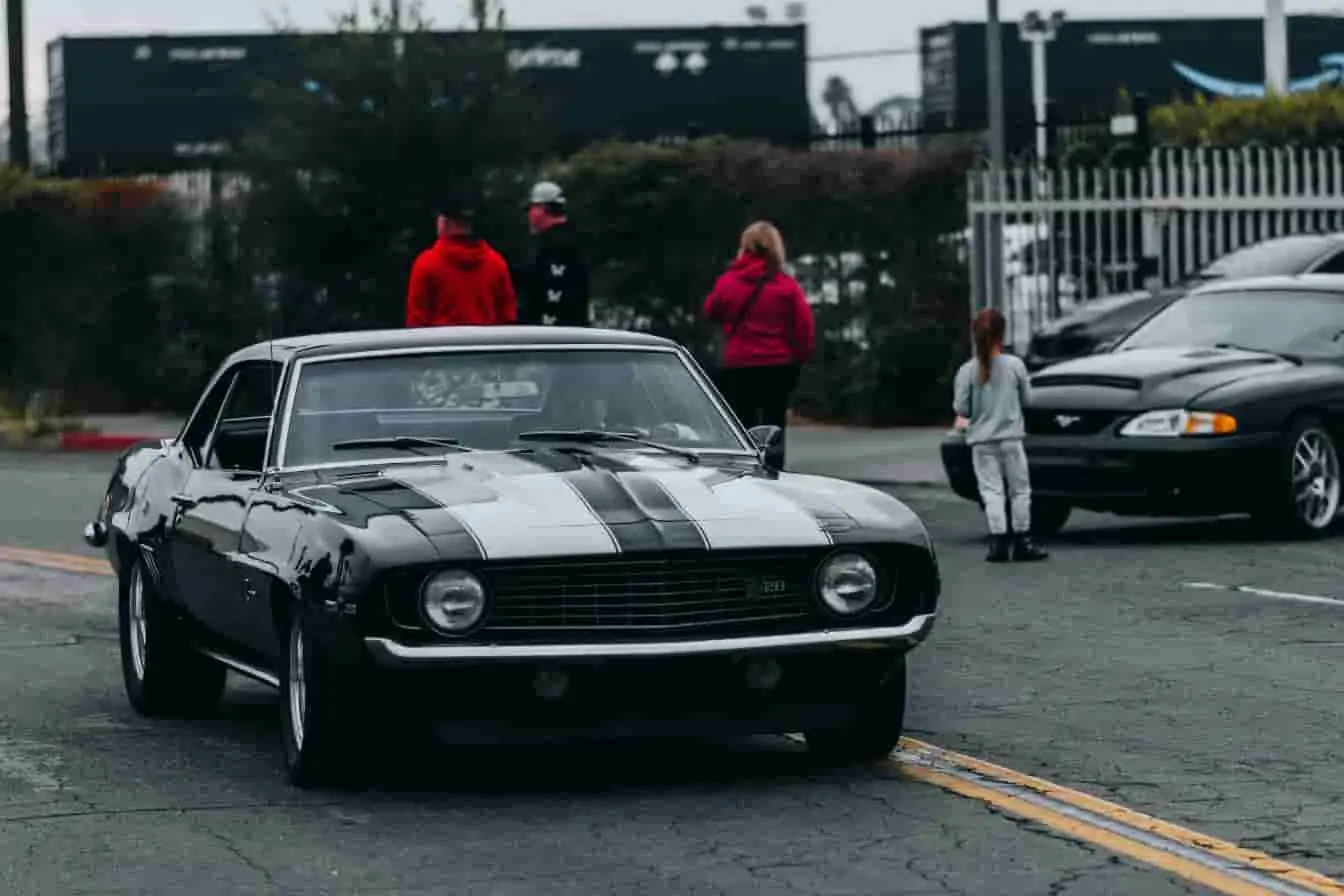 Voiture noire aux lignes puissantes, rappelant l’Impala de Dean Winchester dans Supernatural, icône de la série.