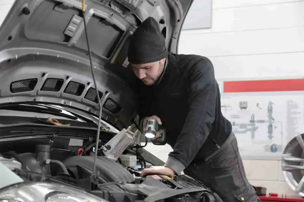 Réparation moteur Citroën Jumpy 2.0 HDi 120 : inspection visuelle pour détecter des anomalies mécaniques ou électroniques.