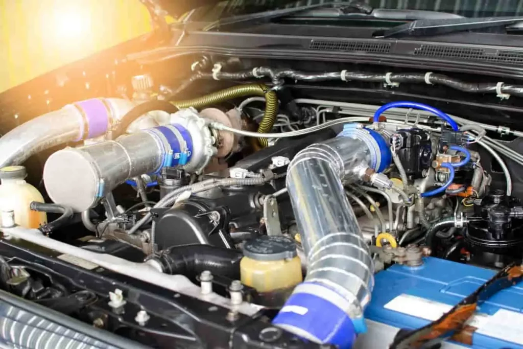 Compartiment moteur complexe : image évoquant un diagnostic “antipollution à contrôler” sur Clio 4.