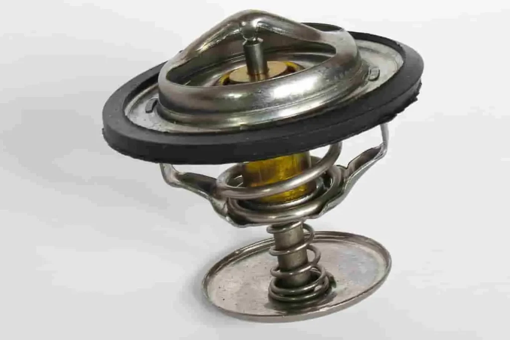 Calorstat automobile, pièce métallique avec capsule de cire, assure la régulation thermique du moteur à combustion.