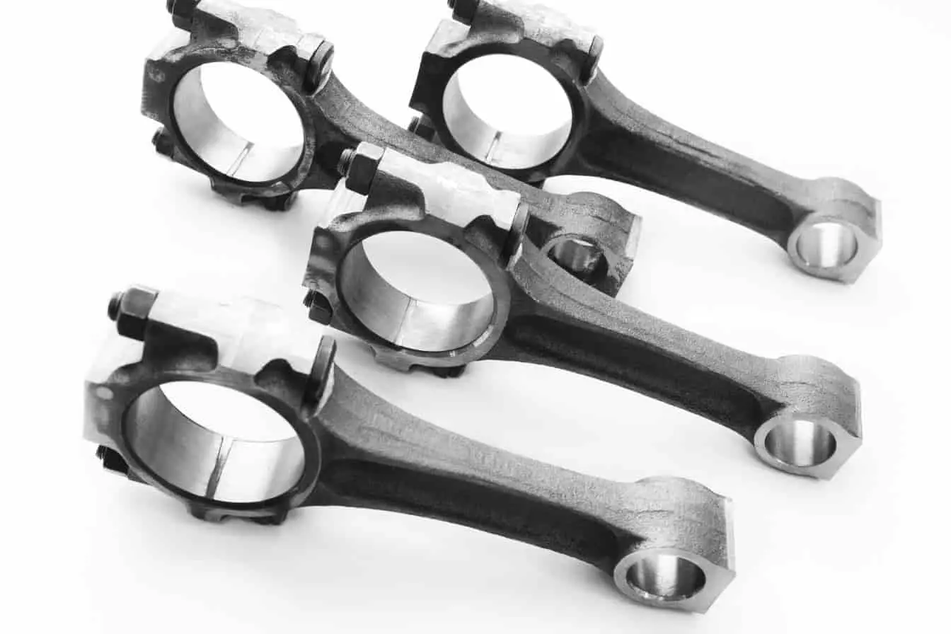 Ensemble de bielles métalliques prêtes à recevoir leur coussinet, pièce clé pour réduire les frottements dans le moteur.