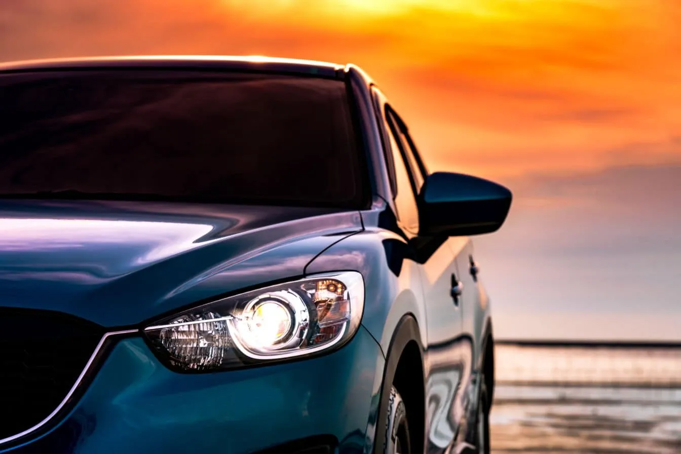 entretenir-son-suv Voiture SUV au bord d'un couché de soleil