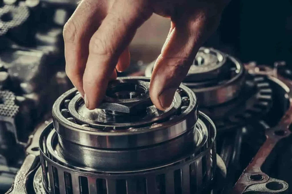 Ajustement de composant moteur, image liée à un problème T-Roc essence nécessitant démontage et diagnostic.