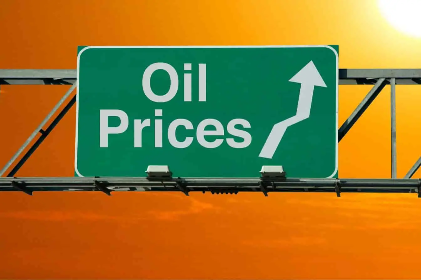 image symbolique de la hausse du prix du fioul Panneau vert “Oil Prices” avec flèche montante, image symbolique de la hausse du prix du fioul et de ses impacts économiques.