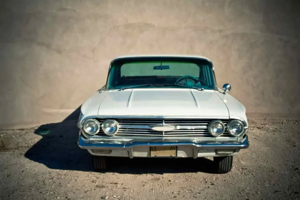 Voiture ancienne au style affirmé, illustration qui évoque la mythique Chevrolet Impala de Dean Winchester dans Supernatural.