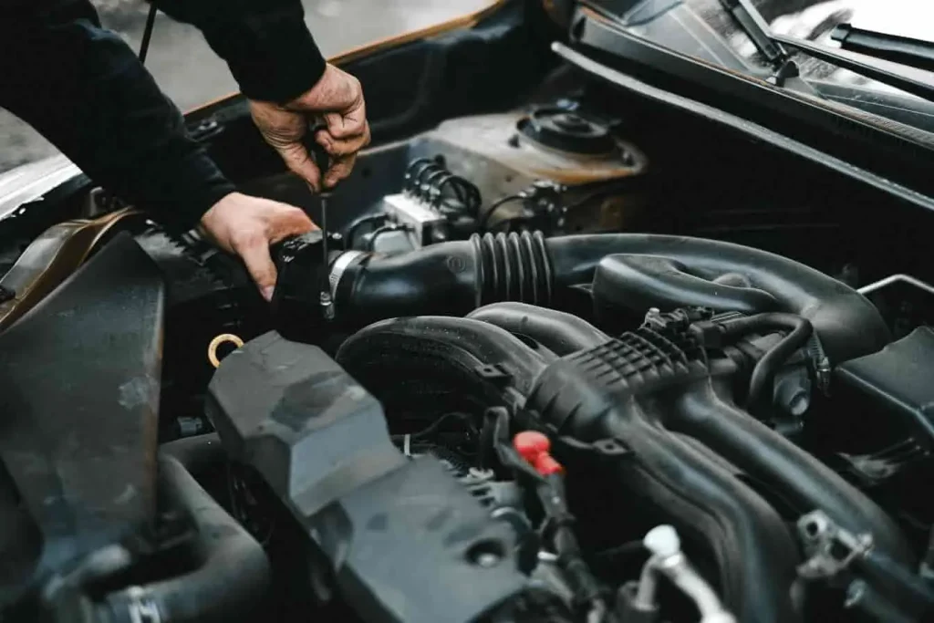 Entretien d’un moteur essence, entre gestes experts et composants bien entretenus.