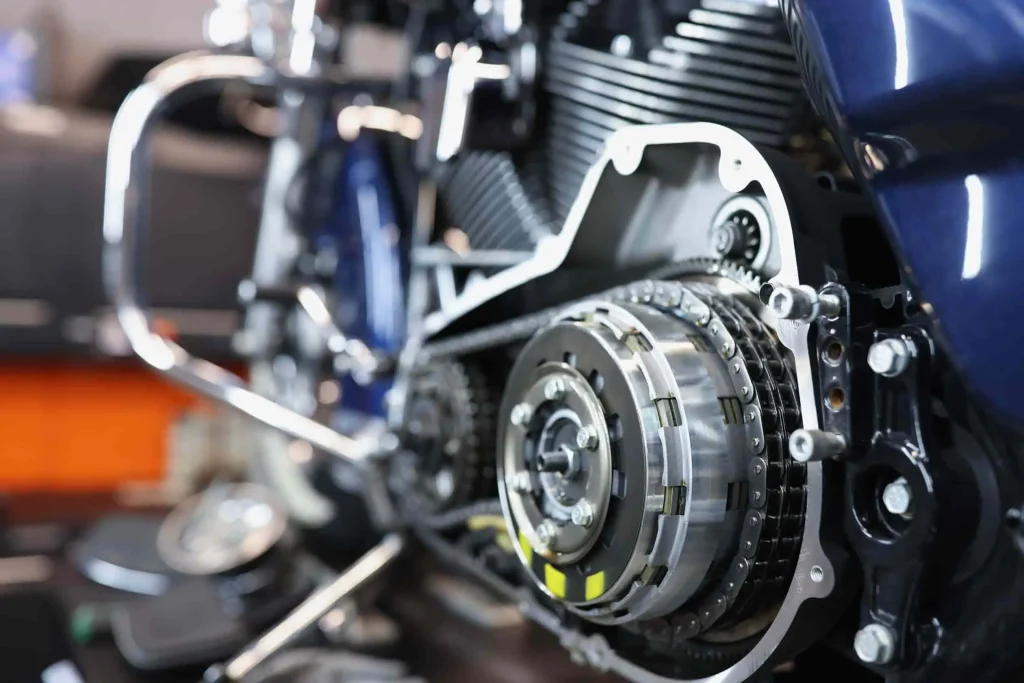 Vue rapprochée du système d’embrayage moto ouvert, prêt pour le remplacement des disques et composants internes.