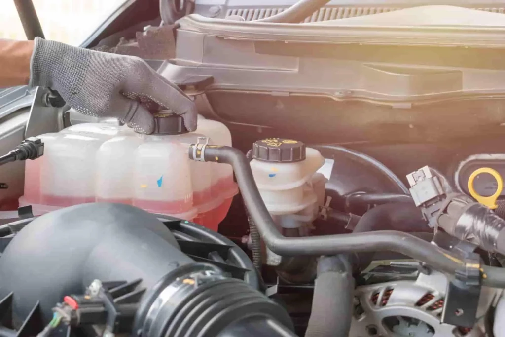 Geste technique sur vase d’expansion, préparation à la vidange du liquide de refroidissement dans le circuit moteur