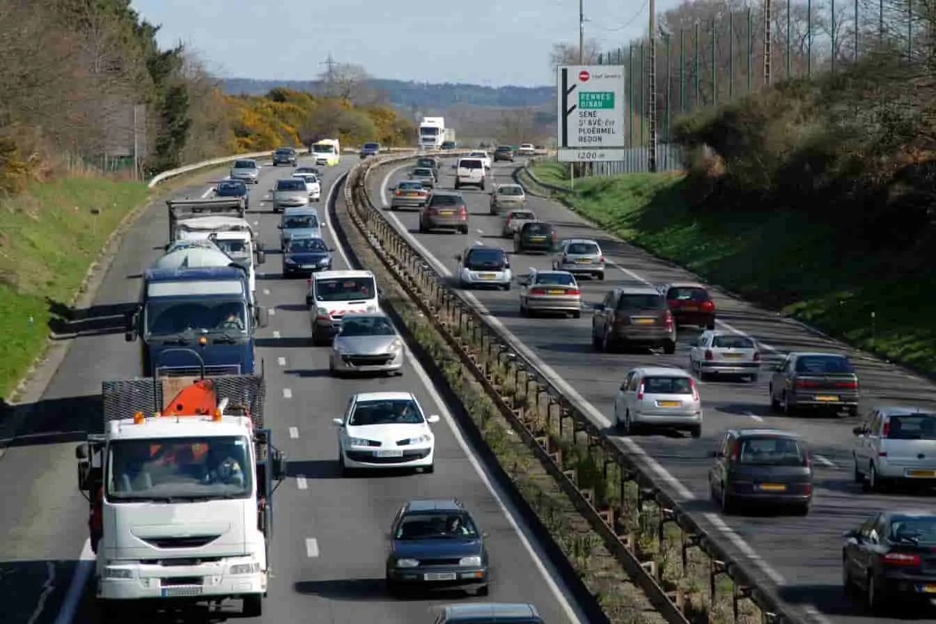 Embouteillage sur voie rapide Circulation dense sur une autoroute à plusieurs voies, signalisation vers des villes concernées par la vignette Crit’Air