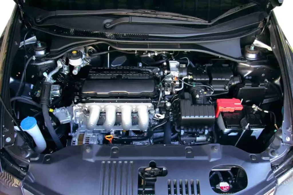 Vue technique d’un moteur quatre cylindres avec collecteur d’admission apparent, image qui accompagne un contenu sur le repérage du code moteur
