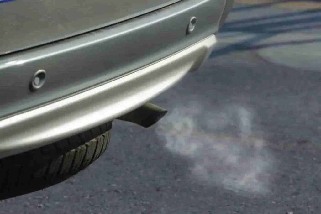 Arrière de voiture avec fumée dense, image qui reflète un échappement possiblement fissuré ou endommagé