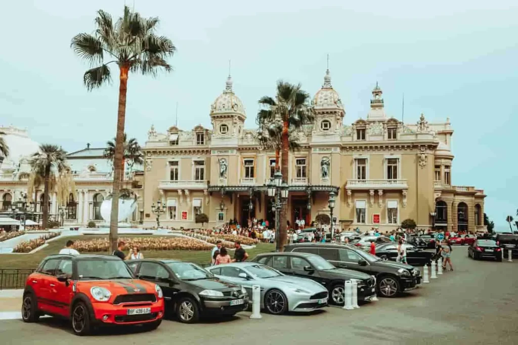 Lieu emblématique avec voitures de luxe et foule touristique dans une ville où la vignette Crit’Air peut s’appliquer