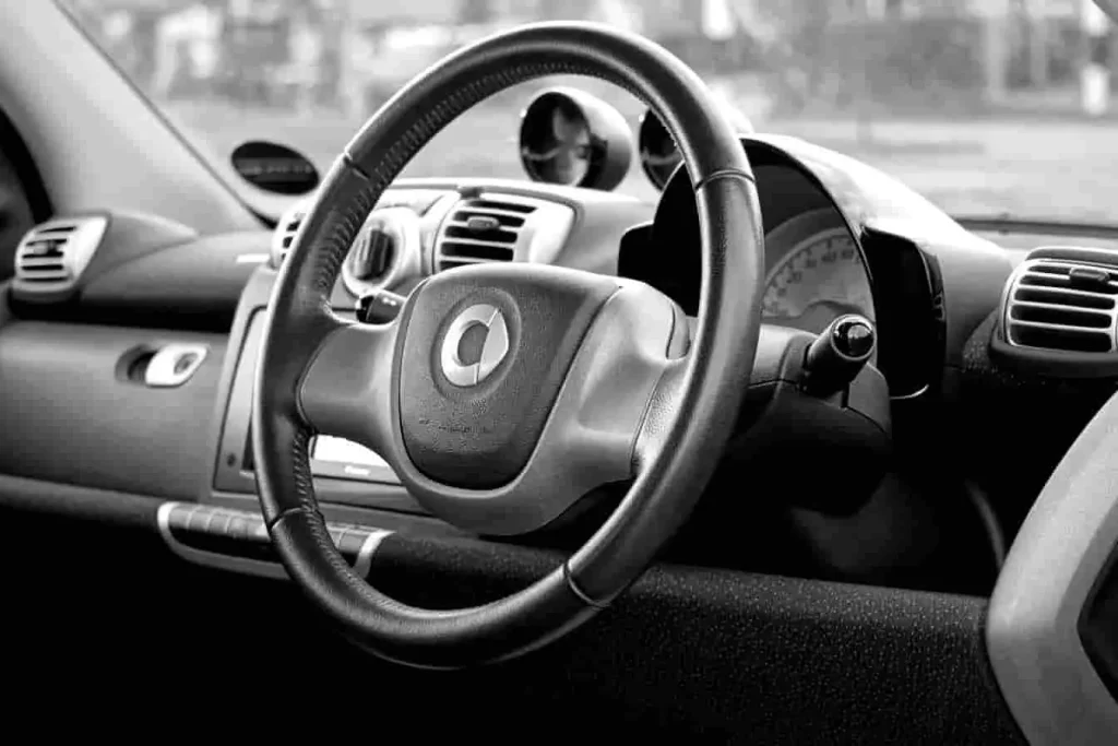 Vue intérieure d’un volant Smart avec tableau de bord, image évoquant l’intégration du com2000 dans les commandes au volant