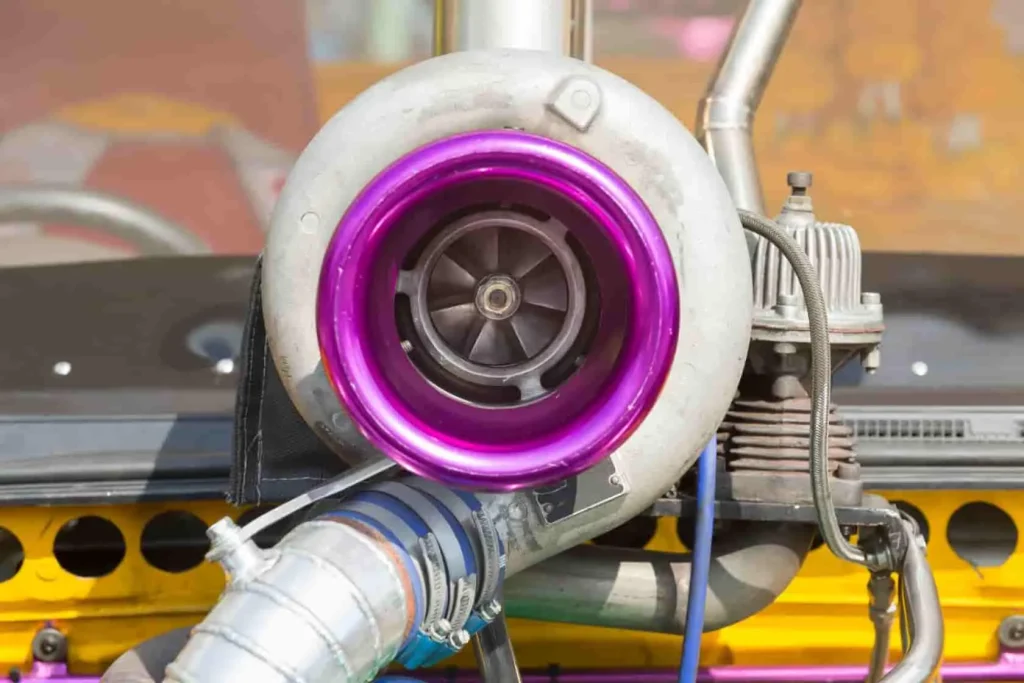 Turbo avec entrée violette et tuyauterie complexe dans le compartiment moteur, image d’un système pouvant produire un sifflement normal ou révélateur d’un souci