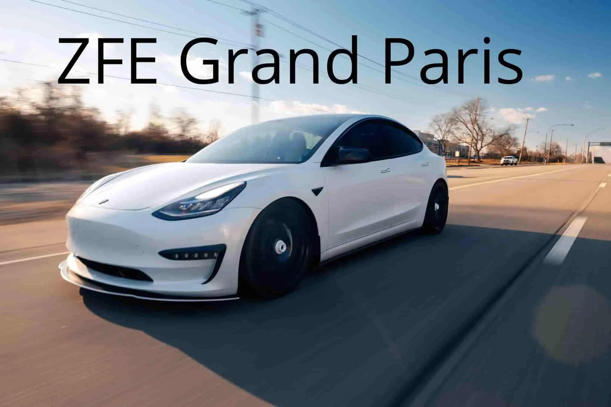 ZFE Grand Paris Voiture électrique roulant sur route dégagée sous ciel bleu, image qui illustre la mobilité propre encouragée par la ZFE Grand Paris