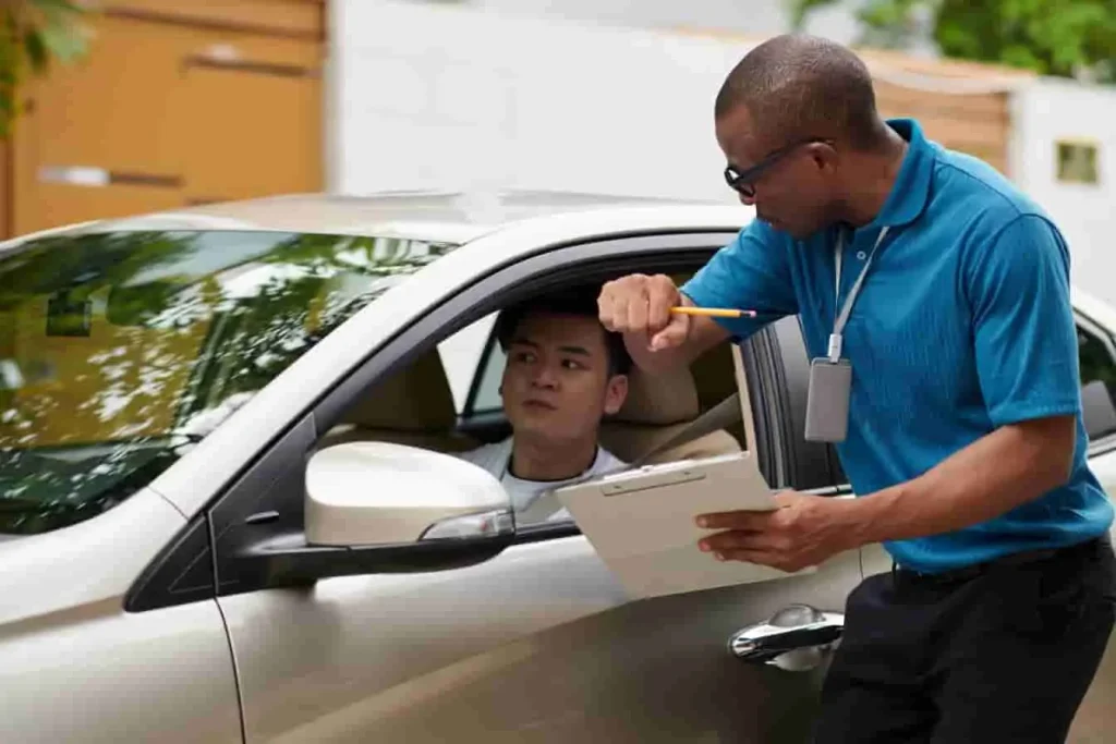 Moniteur auto-école échange avec un candidat au volant, image représentant une étape clé dans la formation à la conduite