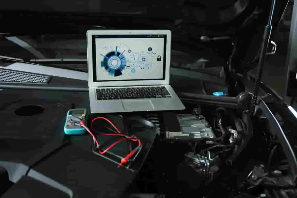 Écran d’ordinateur affichant des données techniques, image d’une valise de diagnostic utilisée pour contrôler le véhicule