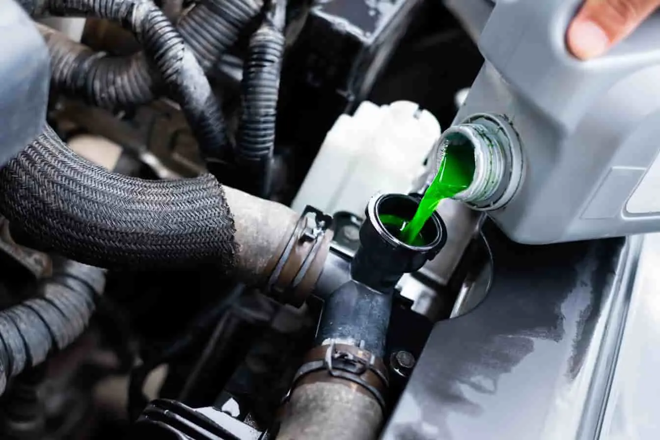 liquide de refroidissement Versement de liquide vert dans le moteur, scène illustrant le bon dosage entre liquide de refroidissement et antigel